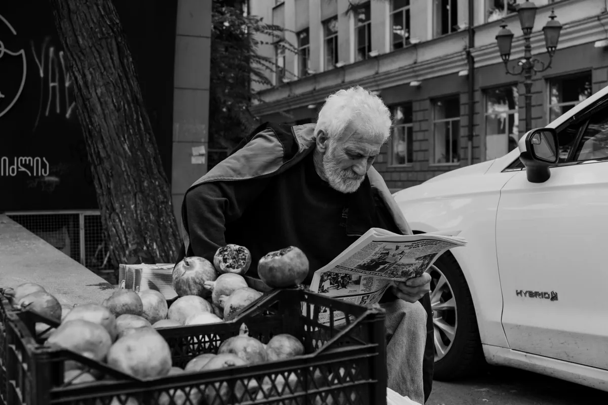 Pomegranate seller 01