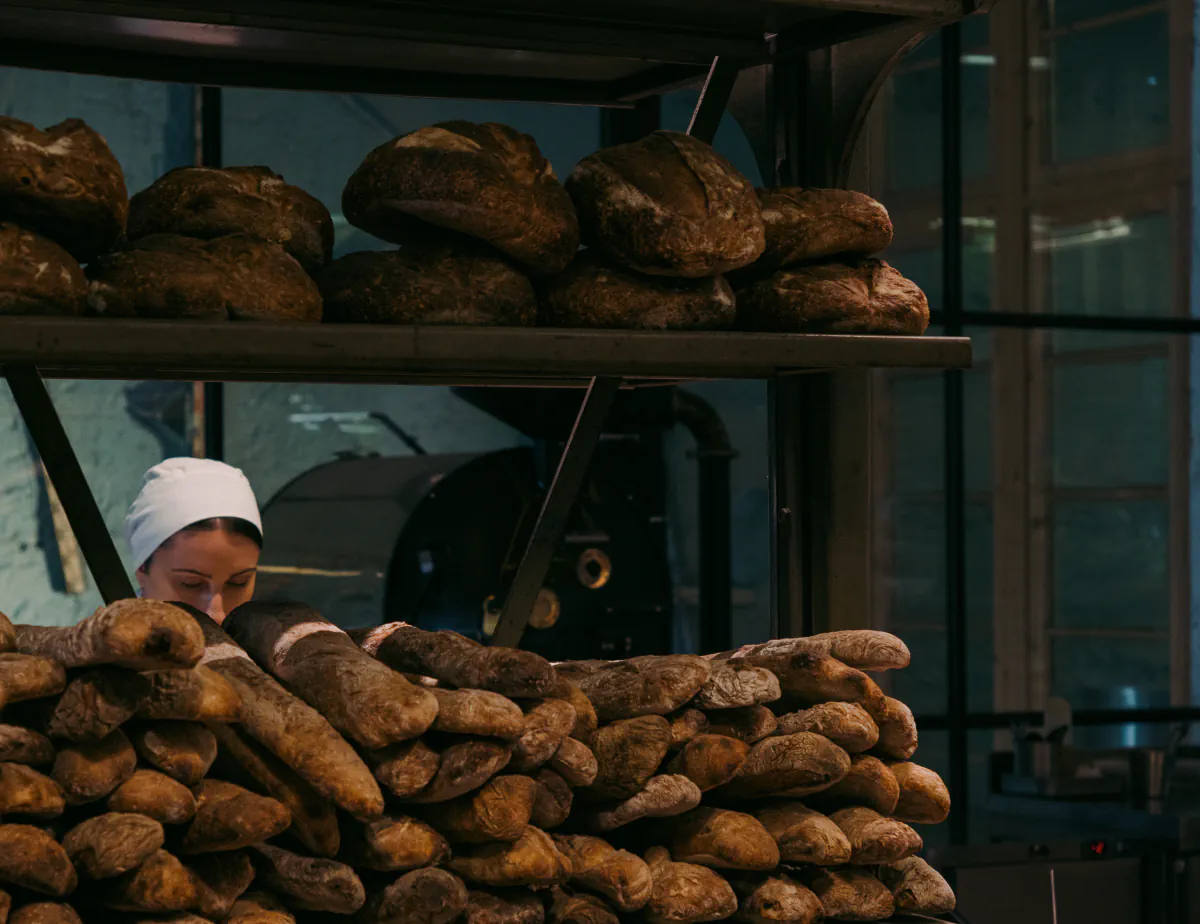 The baker and her bread 01