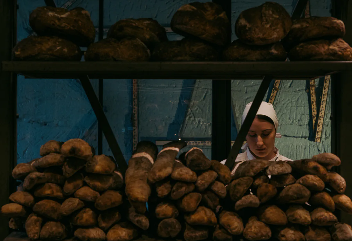 The baker and her bread 02